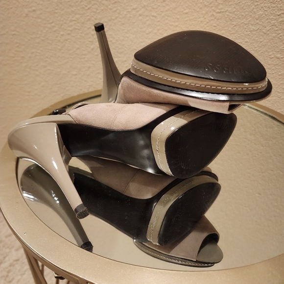 GUESS Leather Gray Heels Size 8.5 M - Picture 4 of 6